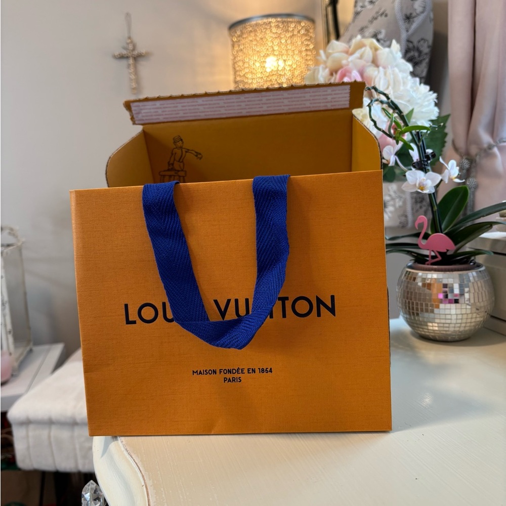 ✨New Louis Vuitton Paper Shopping Bag,Blue Cloth Handles. 7”H x 8 1/2”Wx 4 1/2”D
